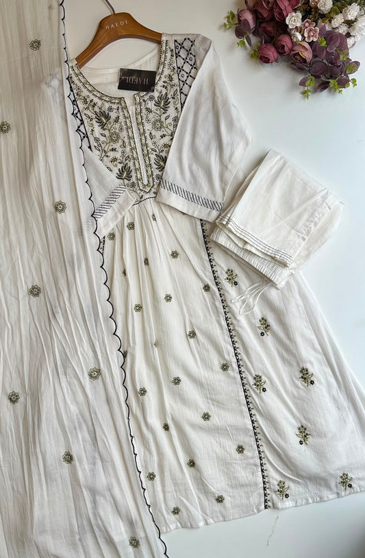 17372 / CMD 13998 Beautiful embroidered suit