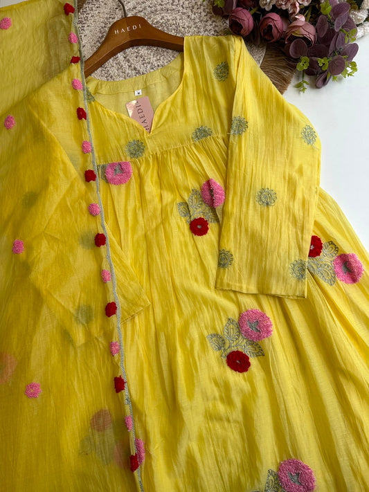 20600 Beautiful embroidered suit