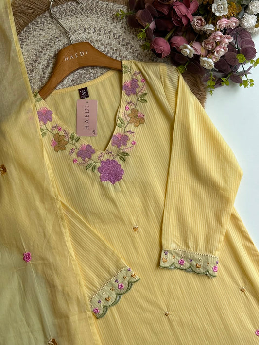 20581 Beautiful embroidered suit