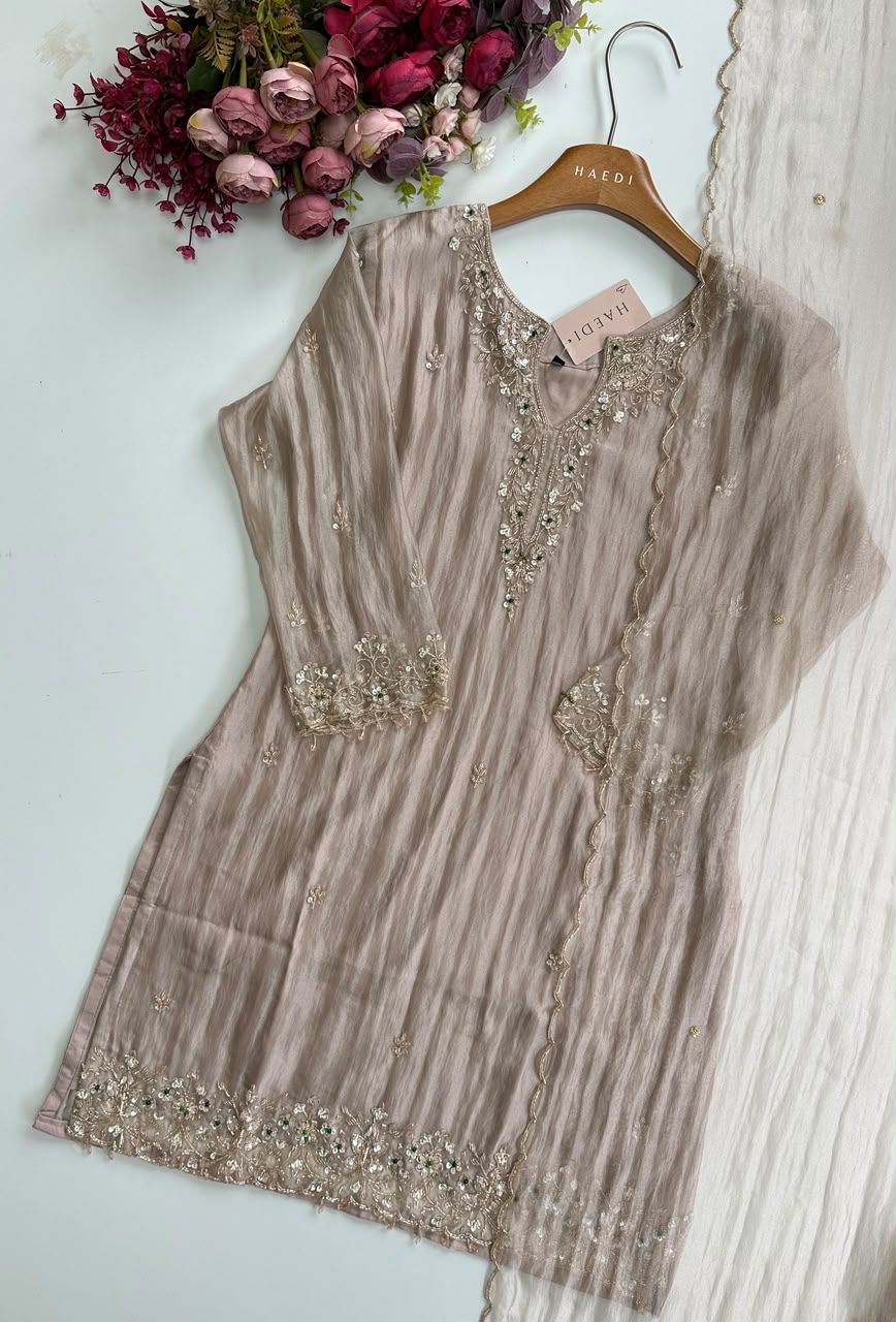 20657 Premium handworked suit