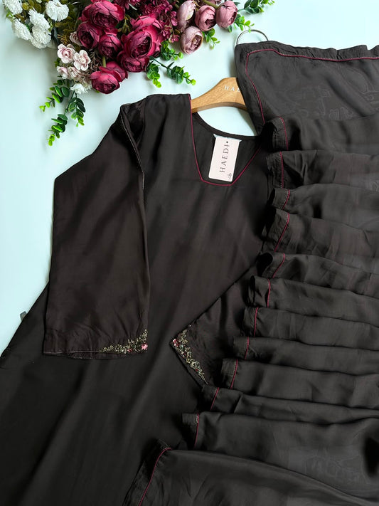 20858 Beautiful handworked partywear suit