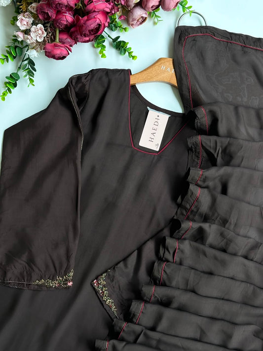 20858 Beautiful handworked partywear suit