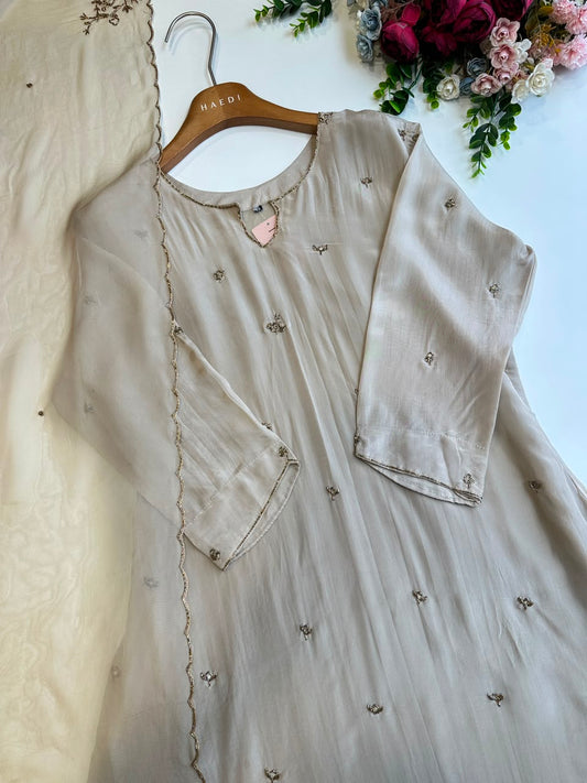 20654 Beautiful handwoorked suit