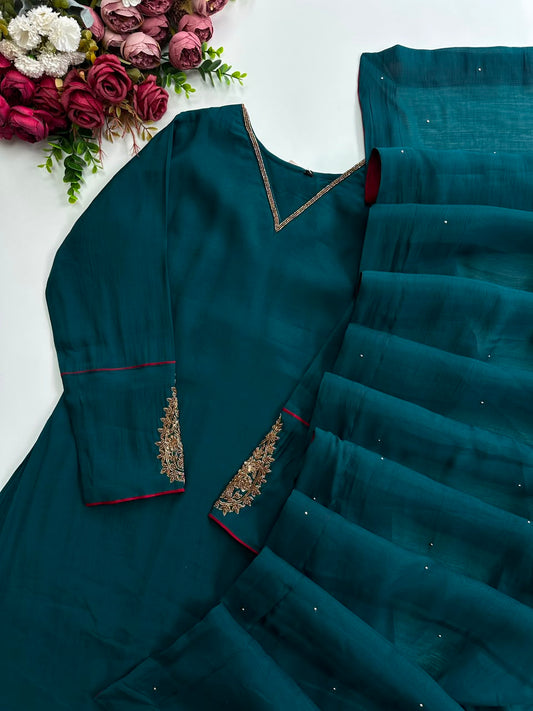 20983 Beautiful handworked suit