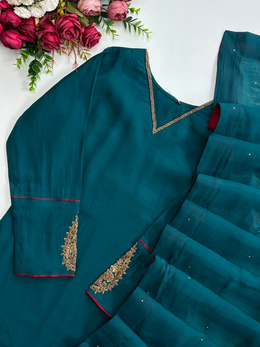 20983 Beautiful handworked suit