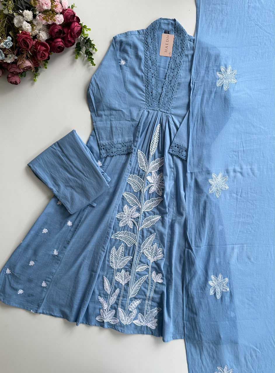21024 / CMD 58772 Beautiful embroidered suit