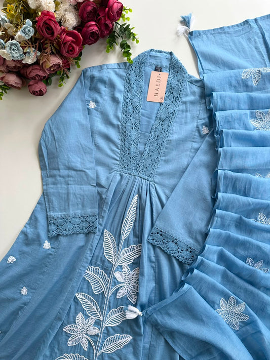 21024 / CMD 58772 Beautiful embroidered suit