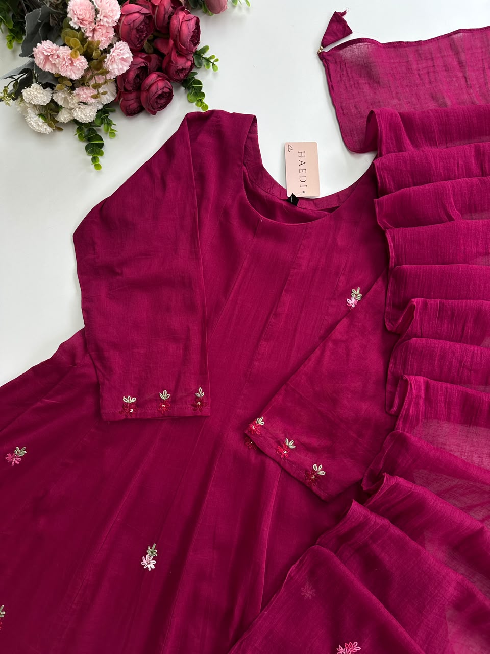 20970 Beautiful suit with hand embroidery