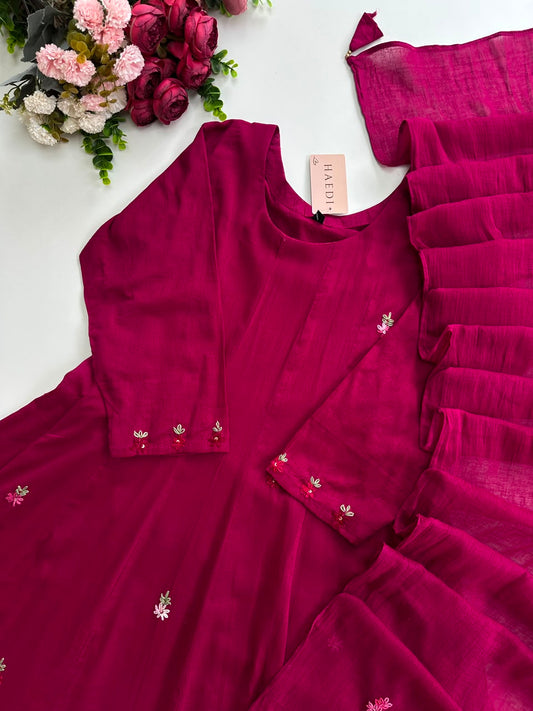 20970 Beautiful suit with hand embroidery
