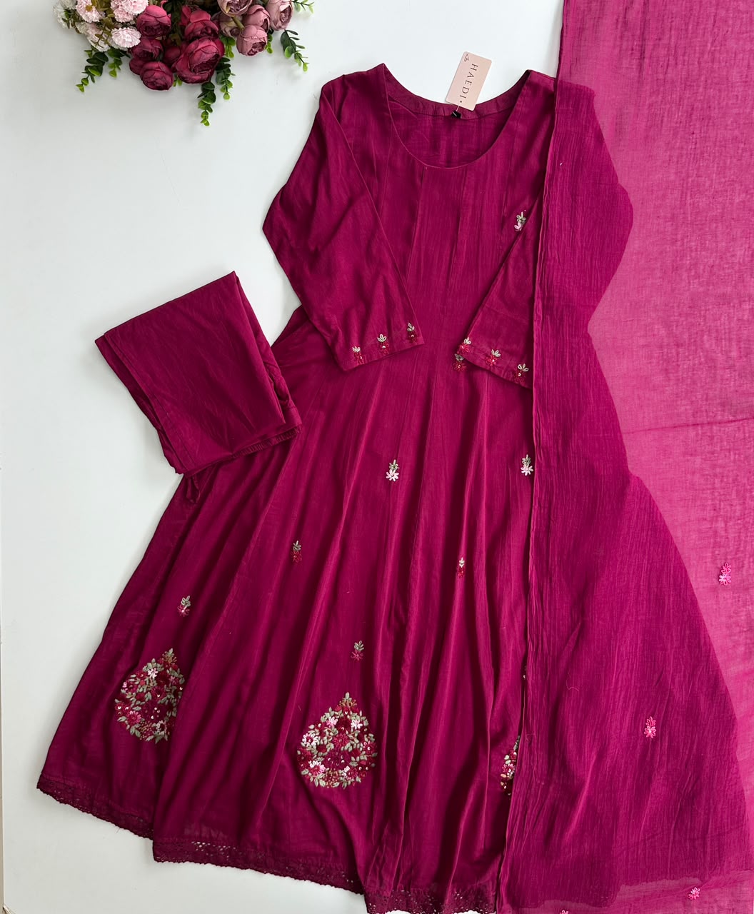 20970 Beautiful suit with hand embroidery