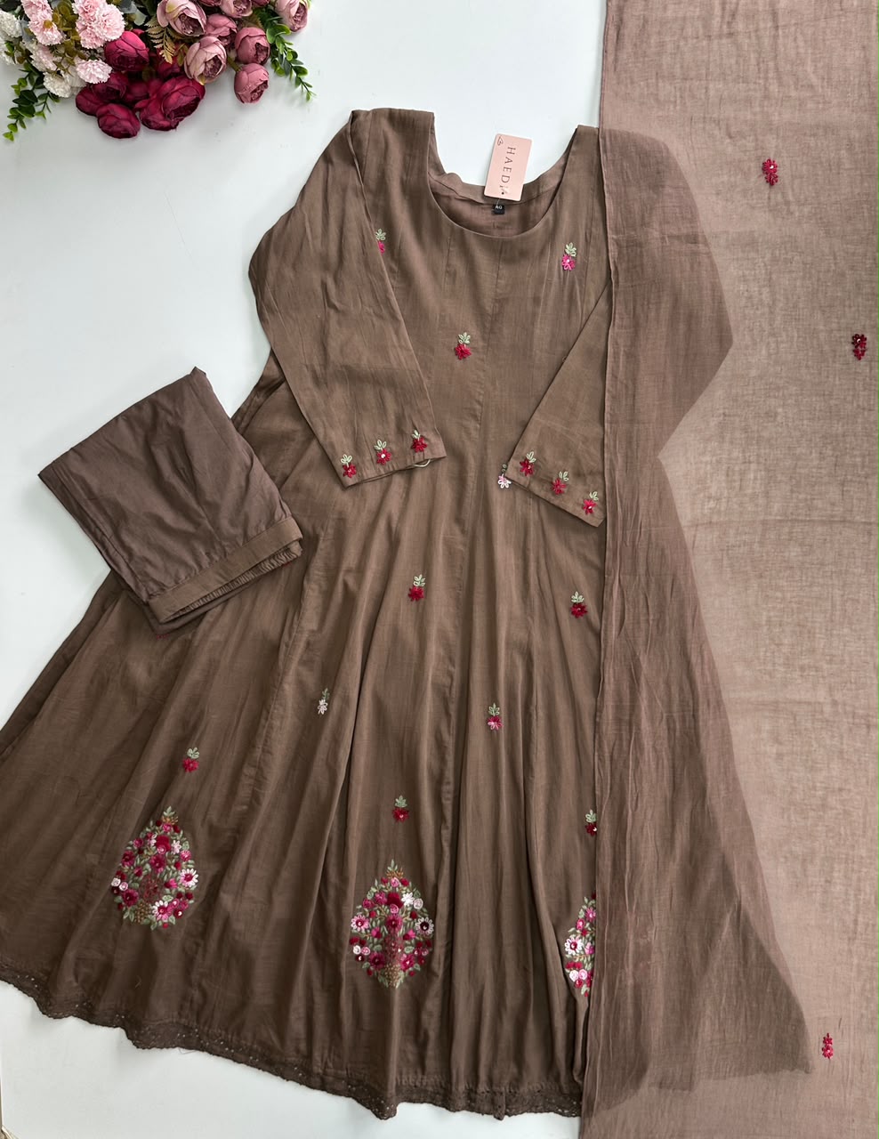 20970 Beautiful suit with hand embroidery