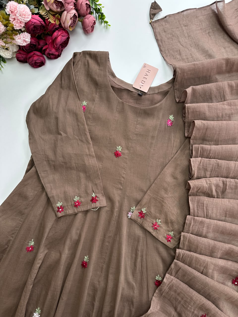 20970 Beautiful suit with hand embroidery