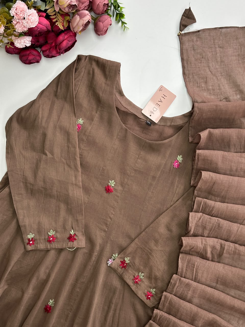 20970 Beautiful suit with hand embroidery