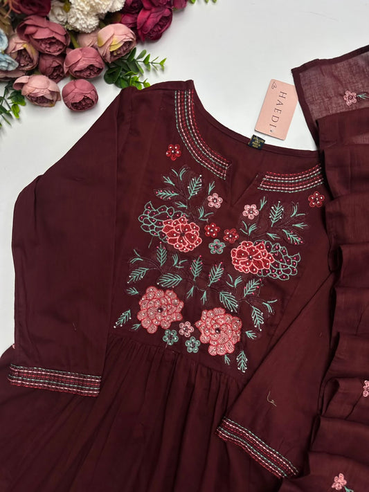 20957 Beautiful embroidered suit