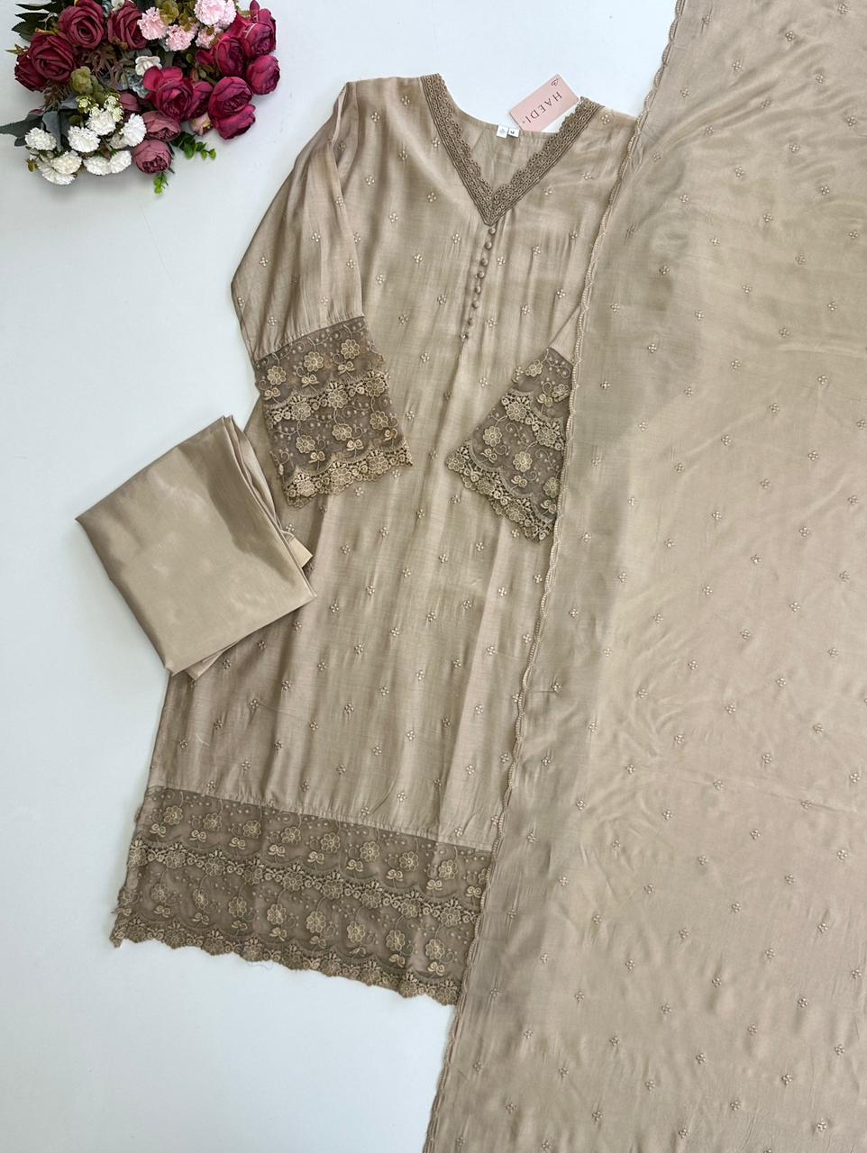 20960 Beautiful suit with lace detailing
