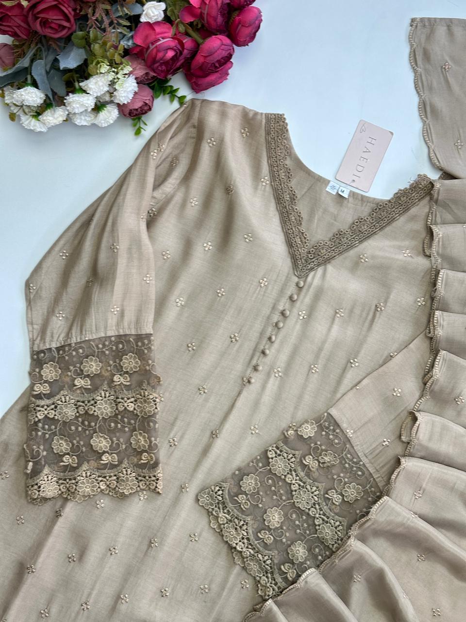 20960 Beautiful suit with lace detailing