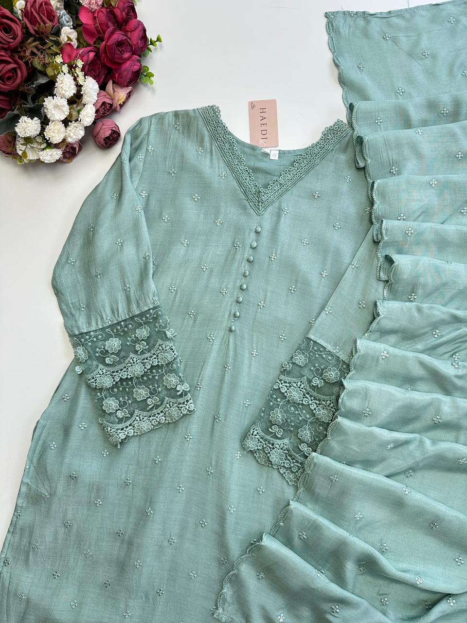 20960 Beautiful suit with lace detailing