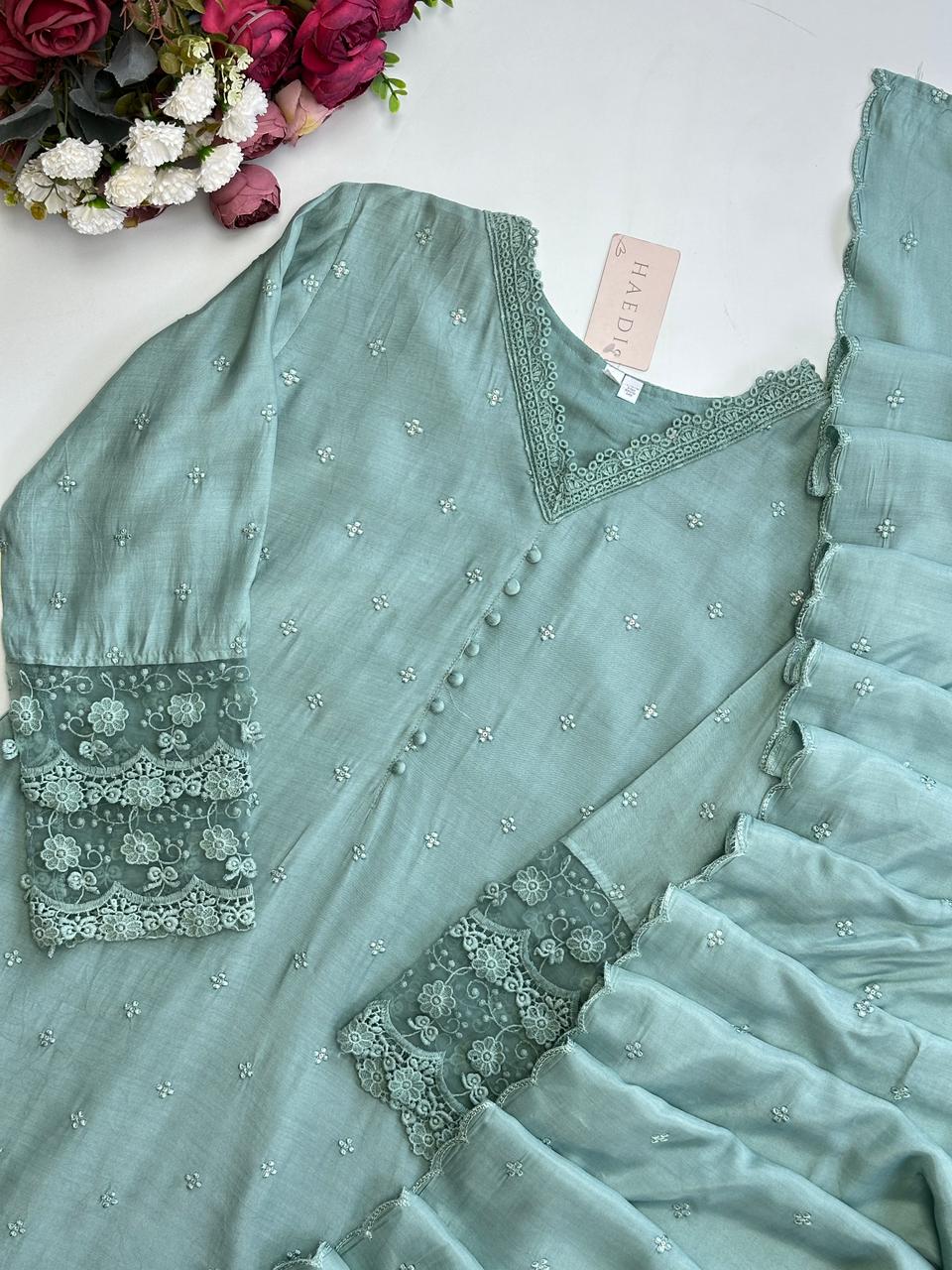20960 Beautiful suit with lace detailing