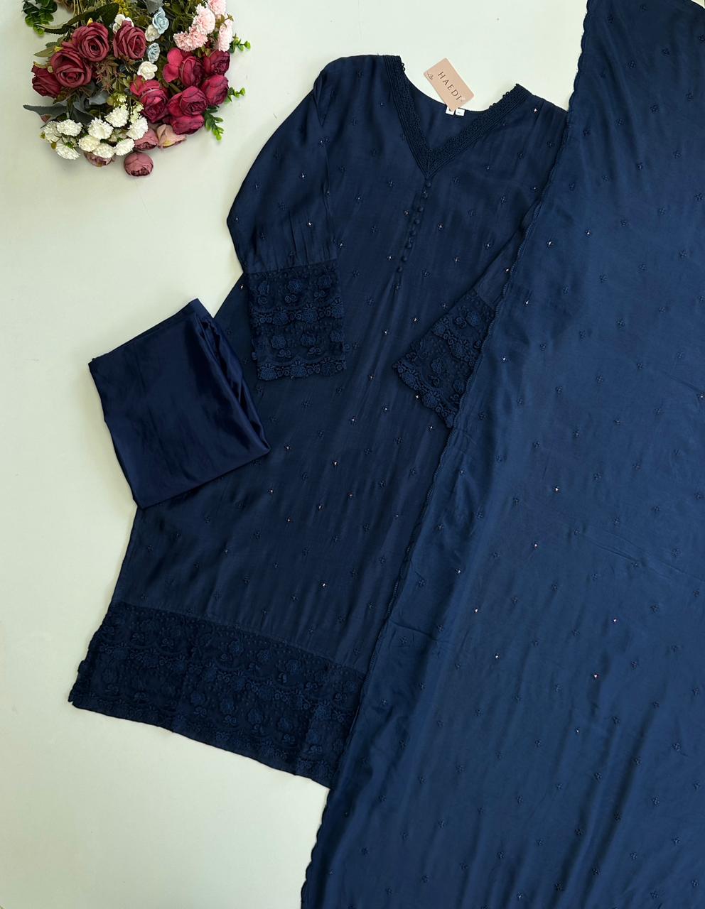 20960 Beautiful suit with lace detailing