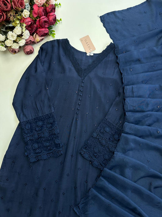 20960 Beautiful suit with lace detailing
