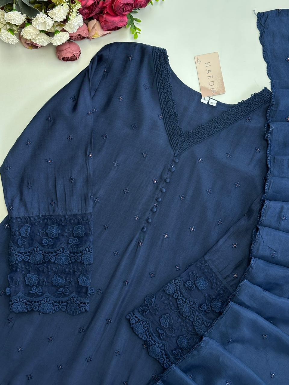 20960 Beautiful suit with lace detailing