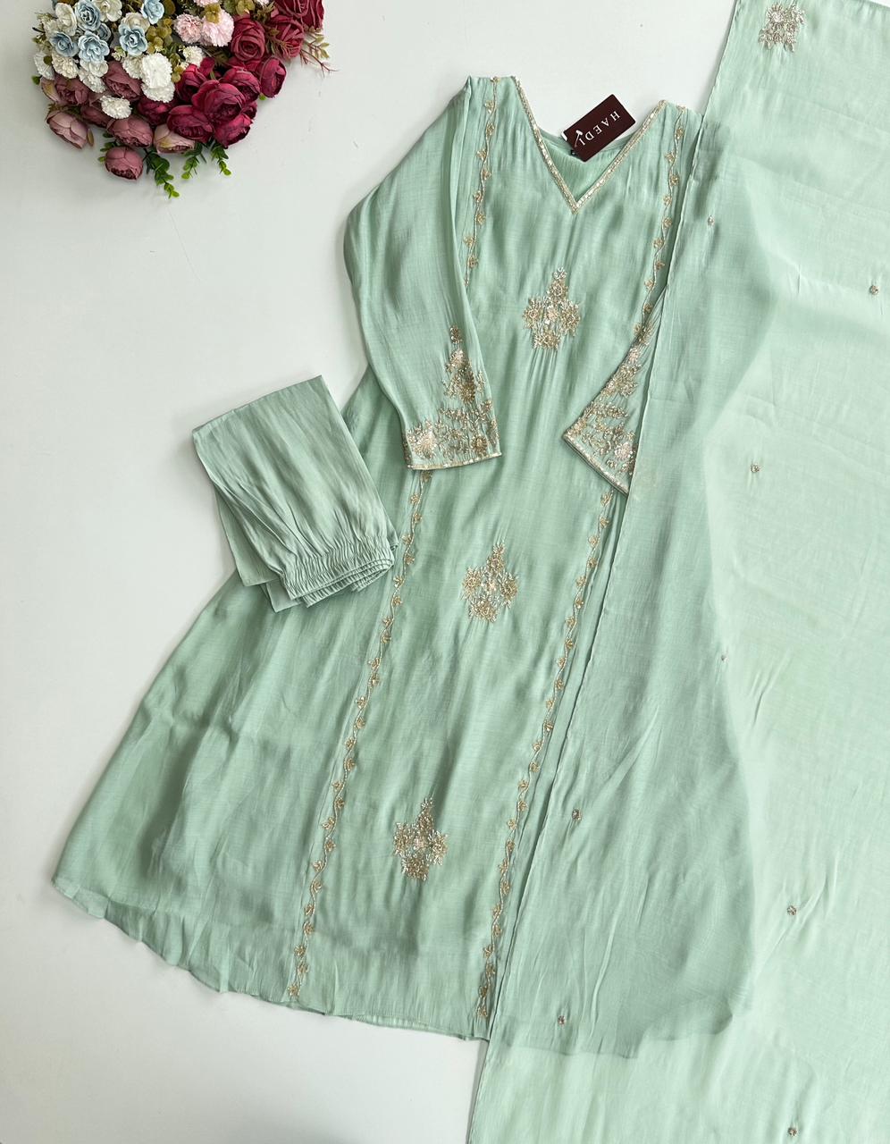 21135 / CMD 58864 Beautiful handworked suit