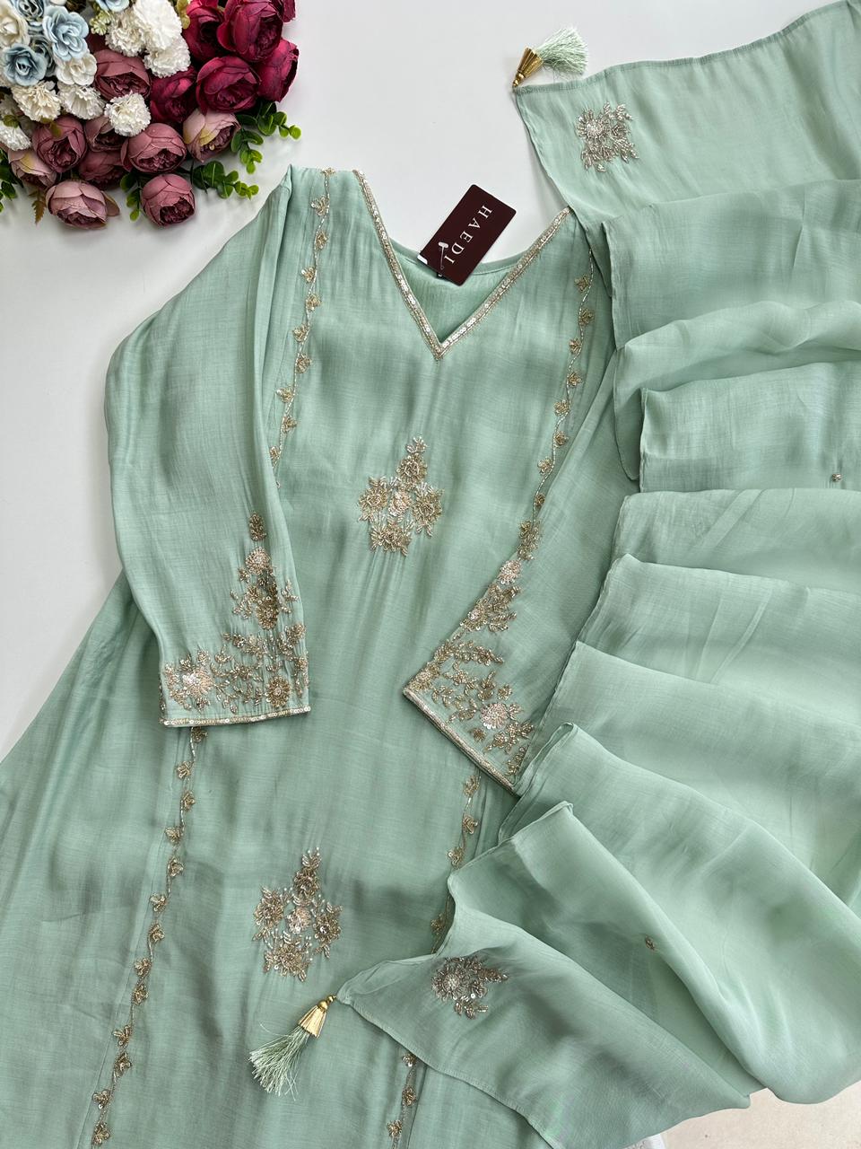 21135 / CMD 58864 Beautiful handworked suit