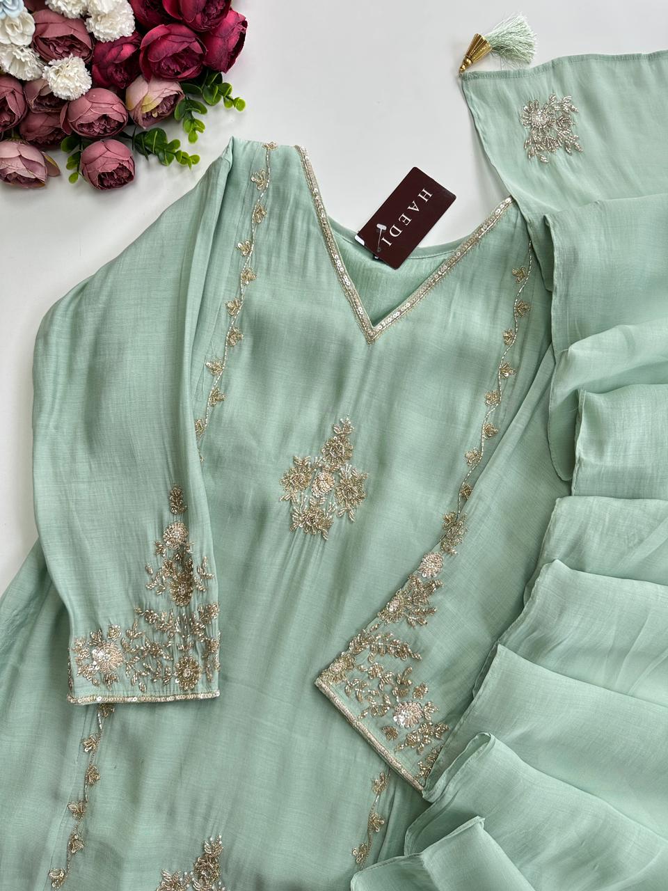 21135 / CMD 58864 Beautiful handworked suit