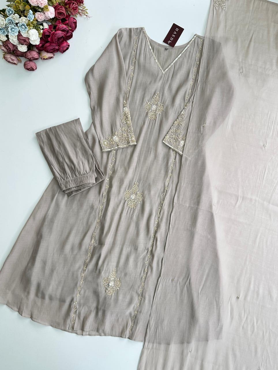 21135 / CMD 58864 Beautiful handworked suit