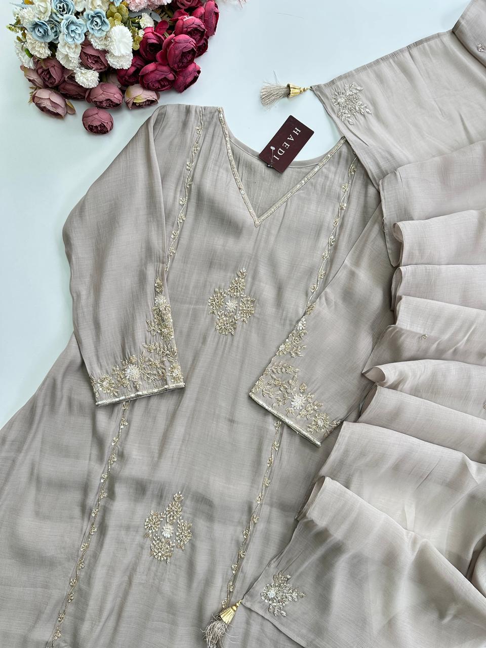 21135 / CMD 58864 Beautiful handworked suit
