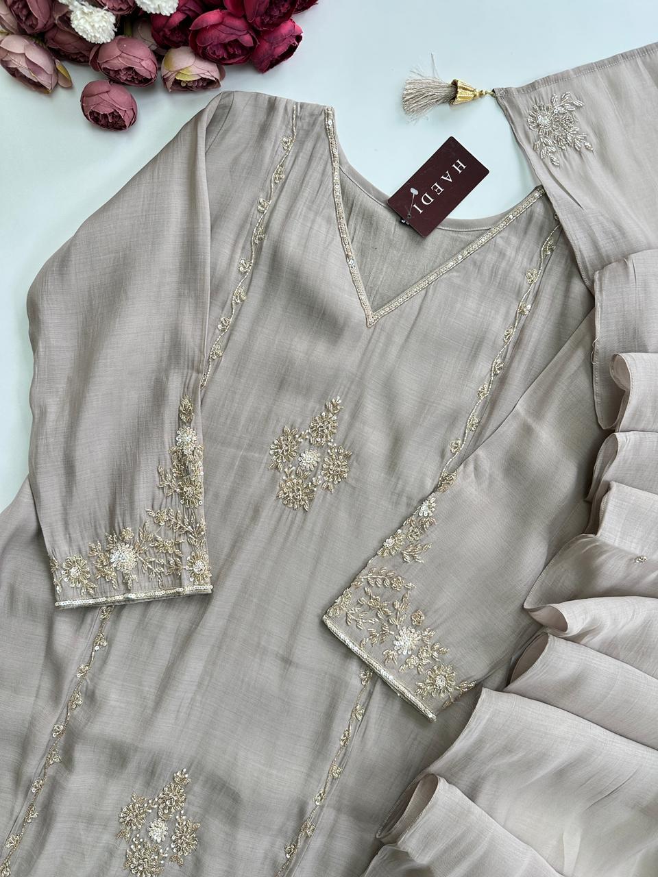 21135 / CMD 58864 Beautiful handworked suit