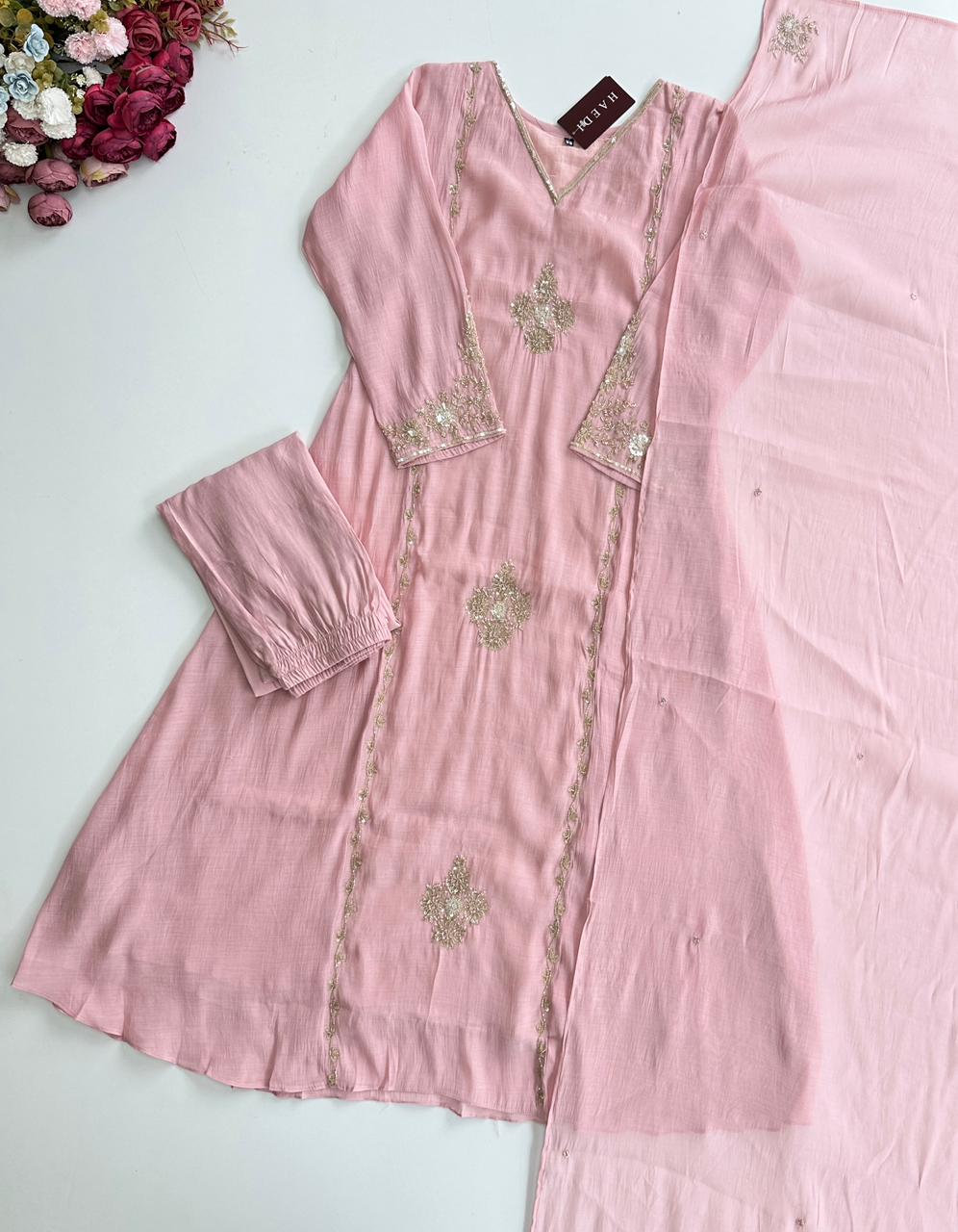 21135 / CMD 58864 Beautiful handworked suit