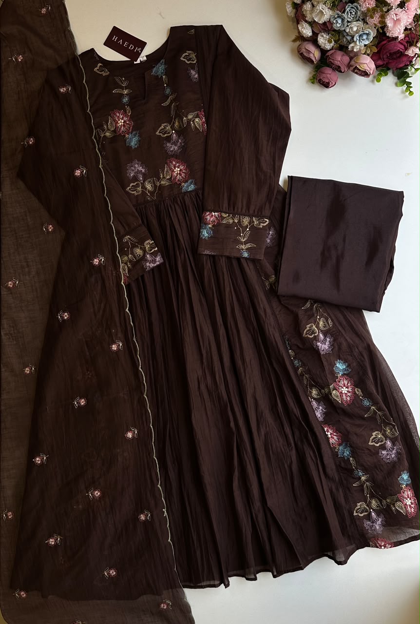 21129 Beautiful embroidered suit