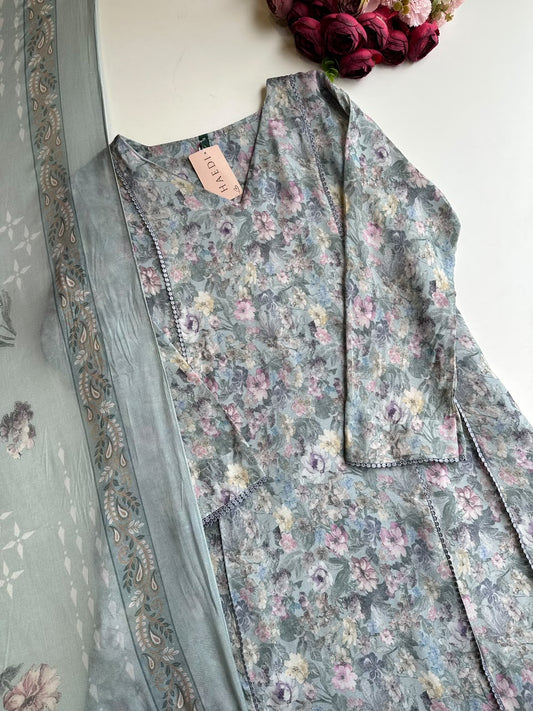 20975 Beautiful muslin suit