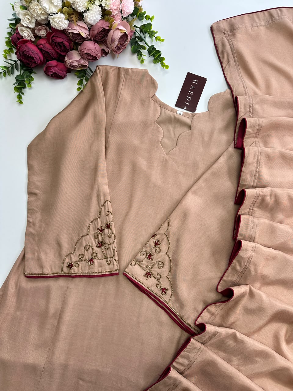 21249 Beautiful partywear suit