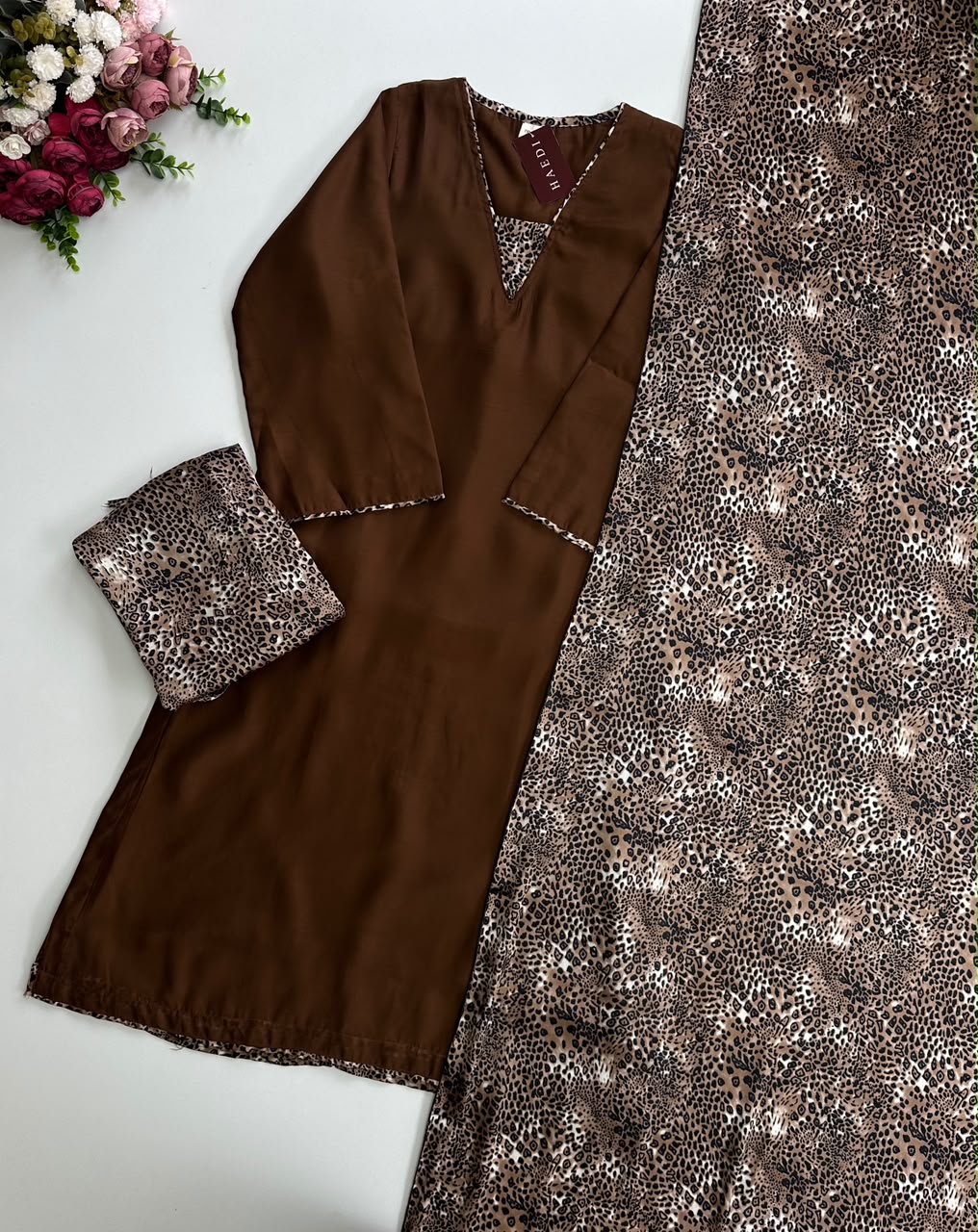 21343 Beautiful suit in animal print