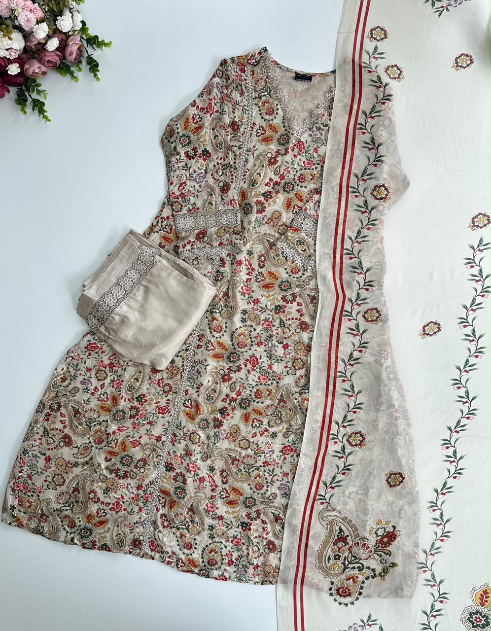 21372 Beautifull  suit with lace details