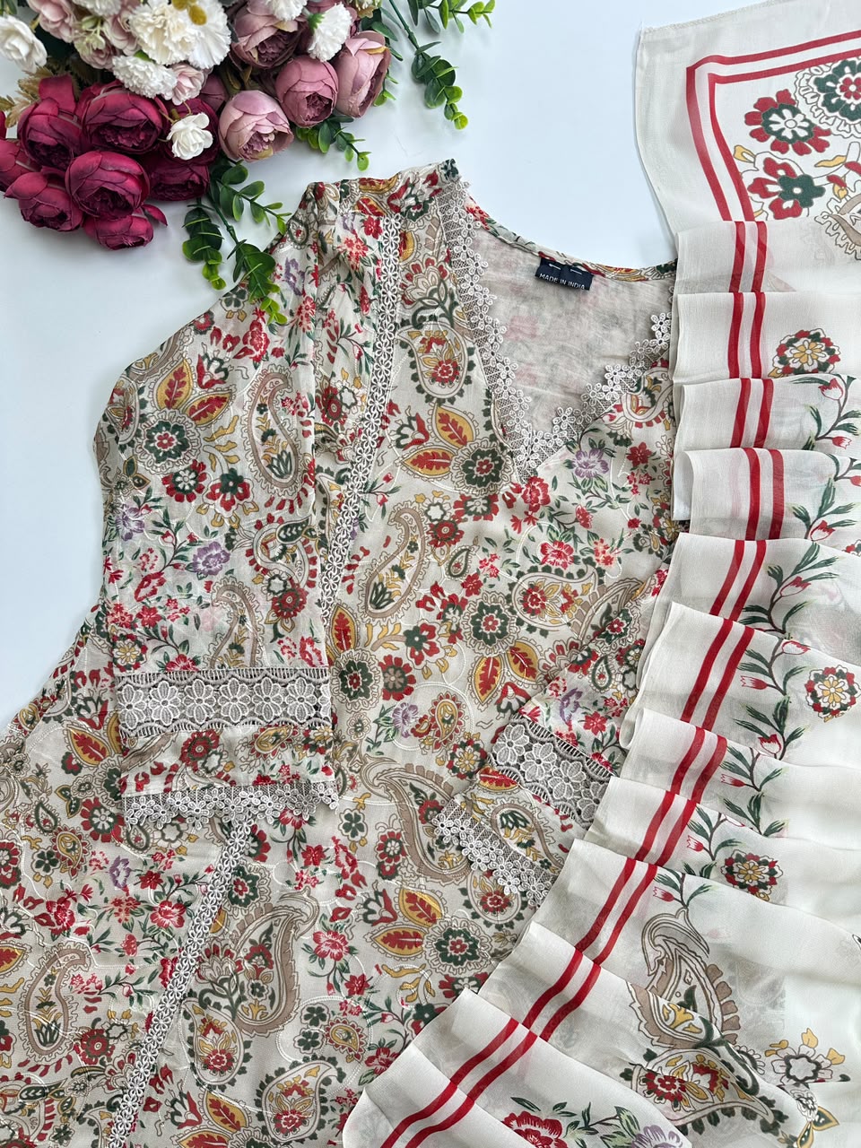 21372 Beautifull  suit with lace details