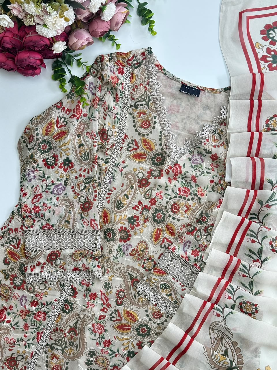 21372 Beautifull  suit with lace details