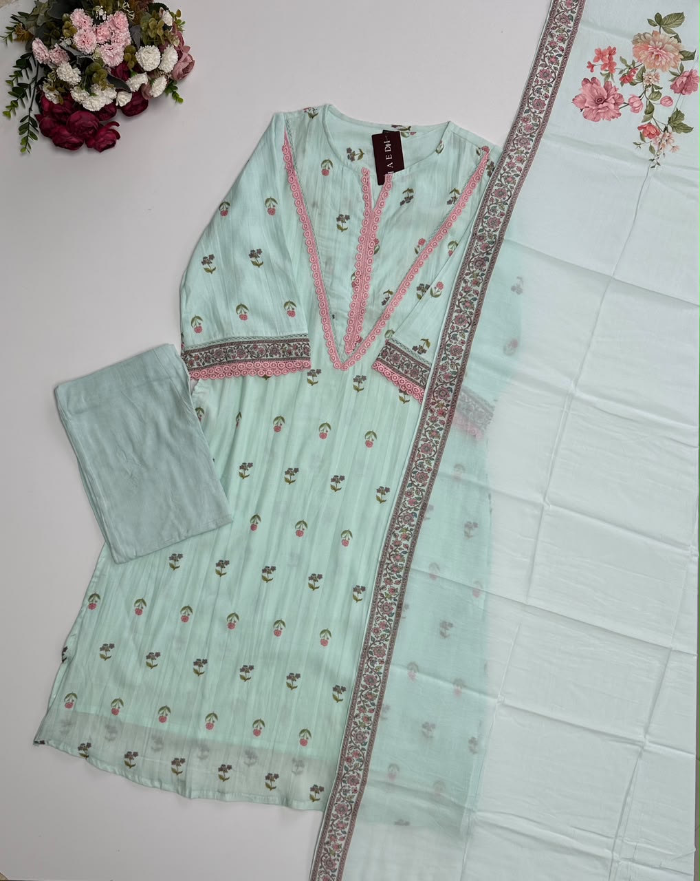 21378 Beautiful floral Suit with lace