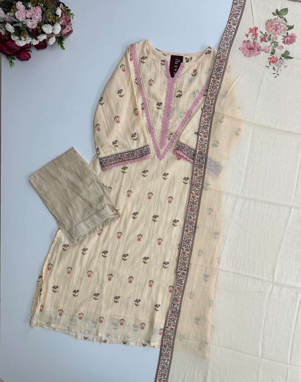 21378 Beautiful floral Suit with lace