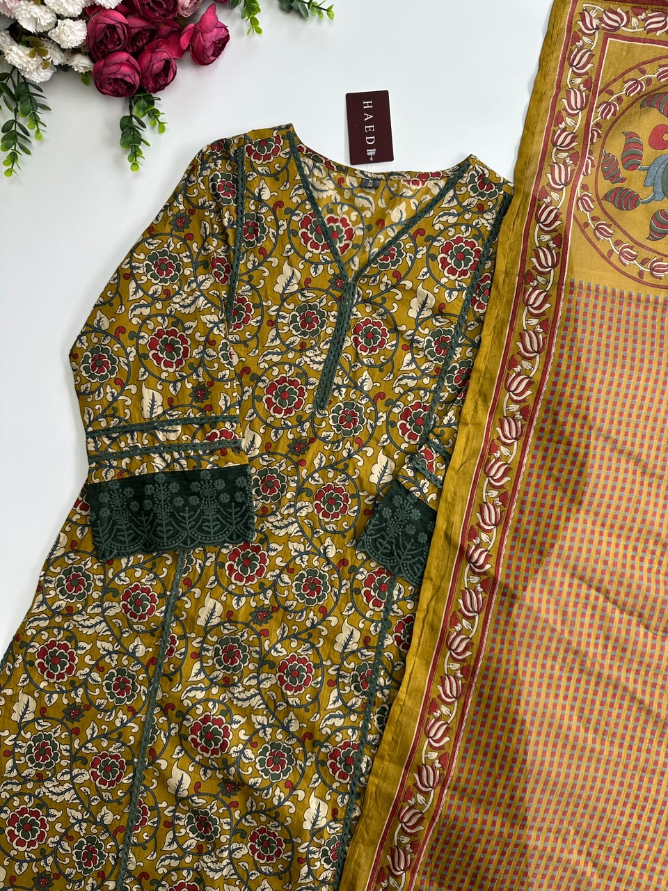 21367 Beautiful cotton suit with lace detailing