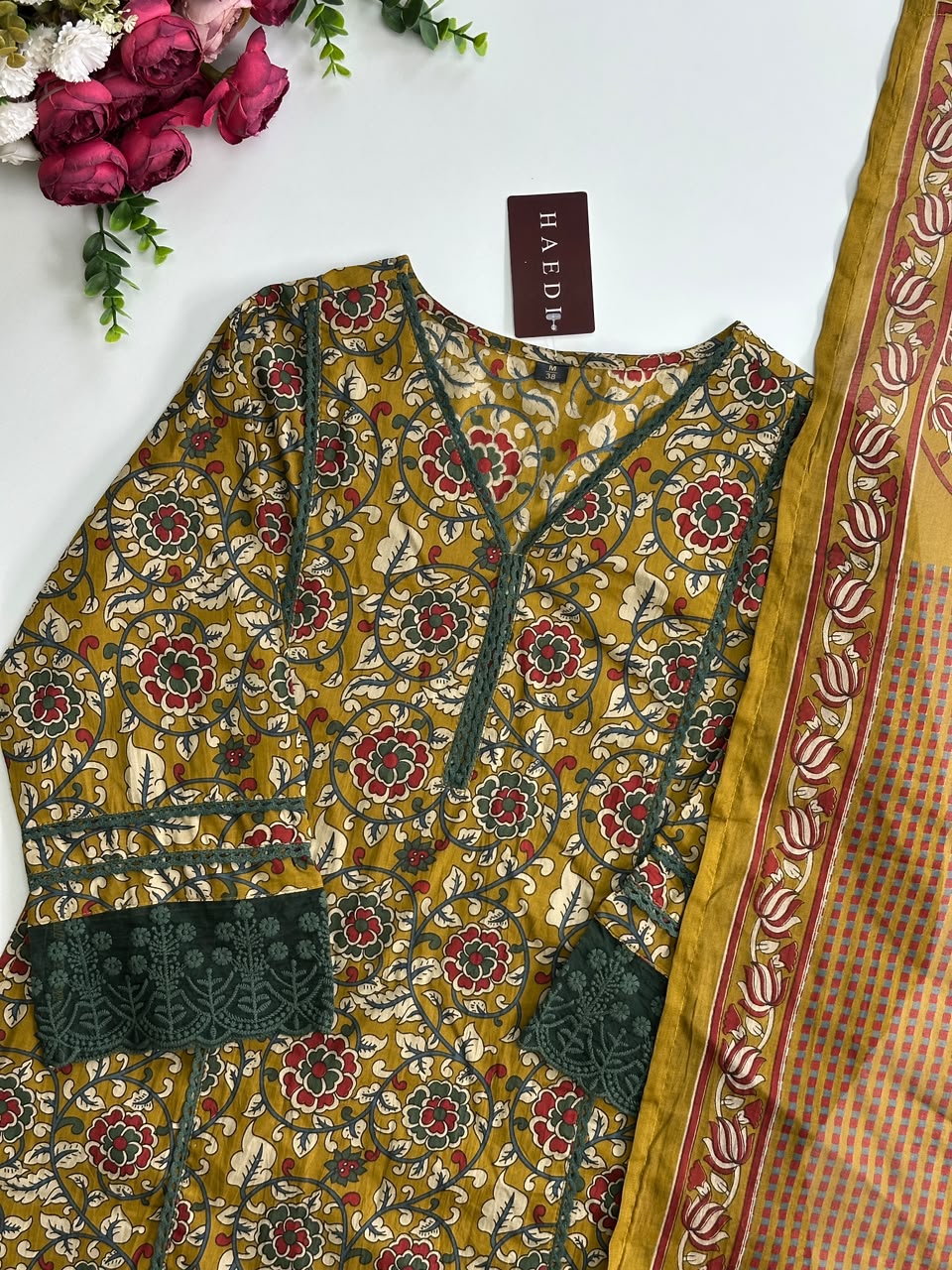 21367 Beautiful cotton suit with lace detailing