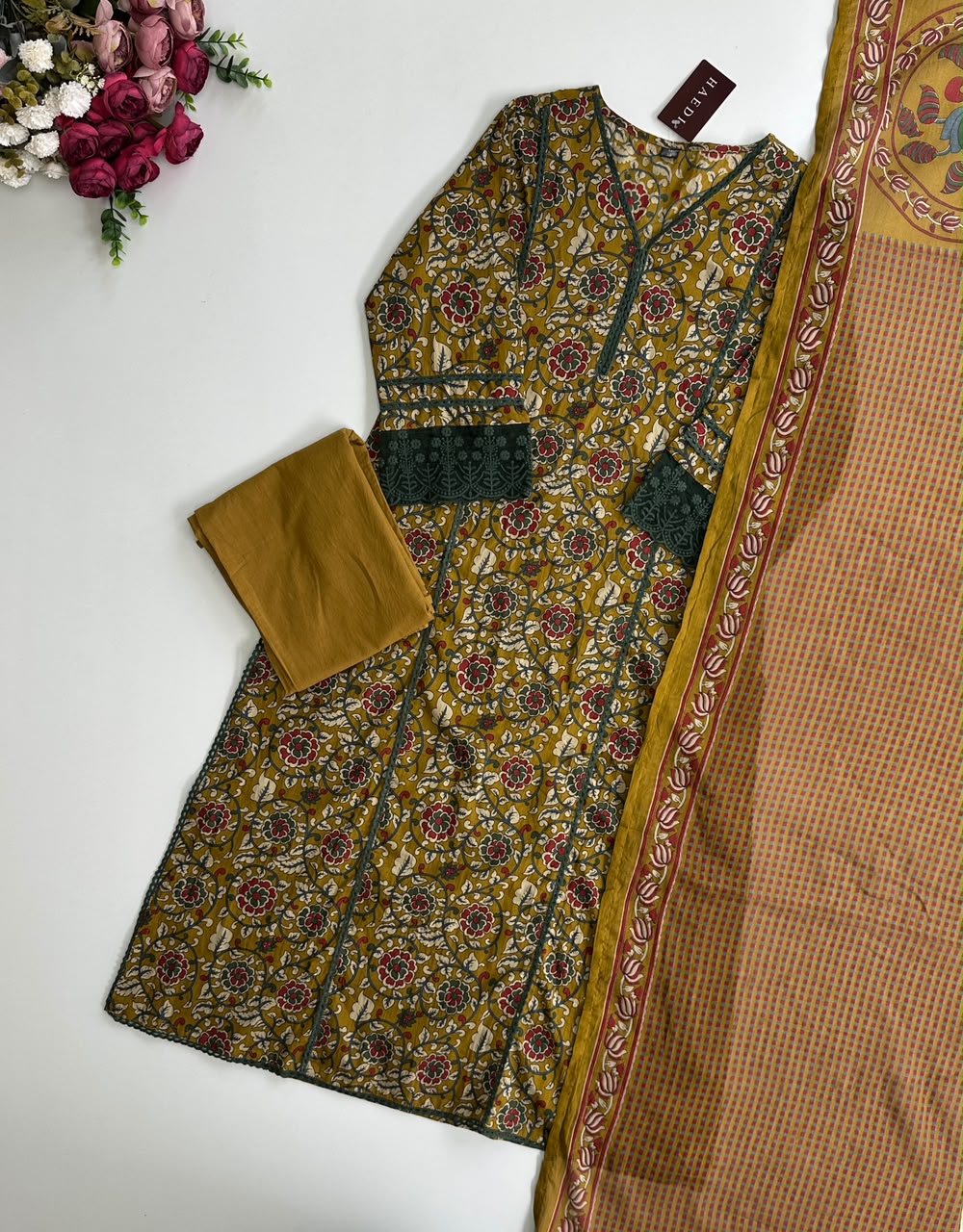 21367 Beautiful cotton suit with lace detailing
