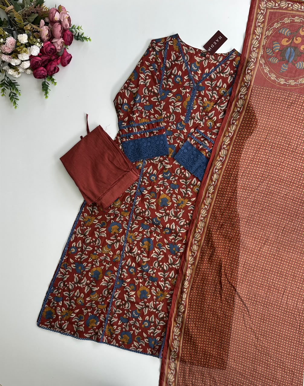 21367 Beautiful cotton suit with lace detailing