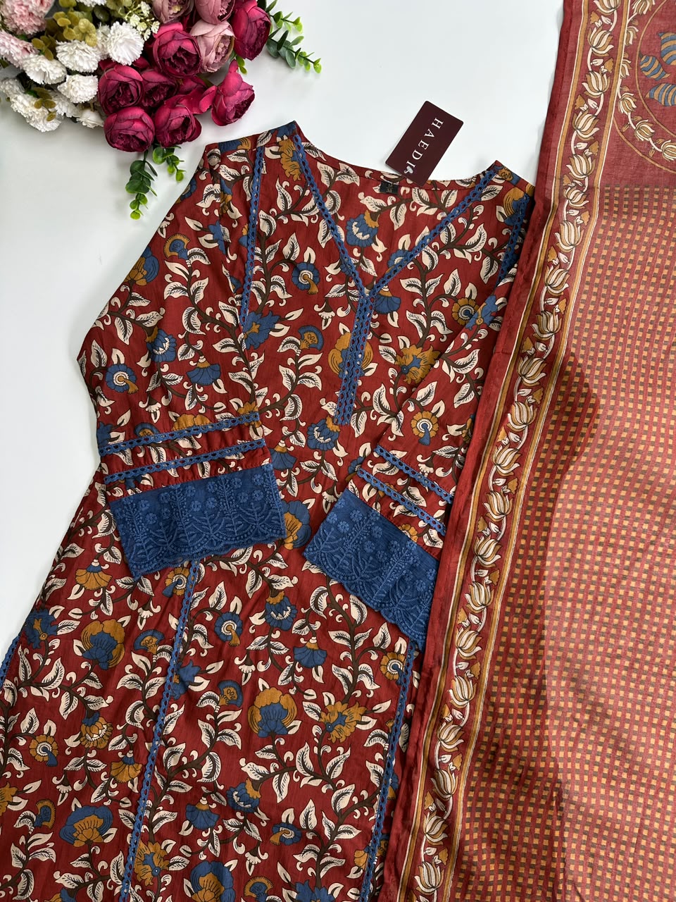 21367 Beautiful cotton suit with lace detailing