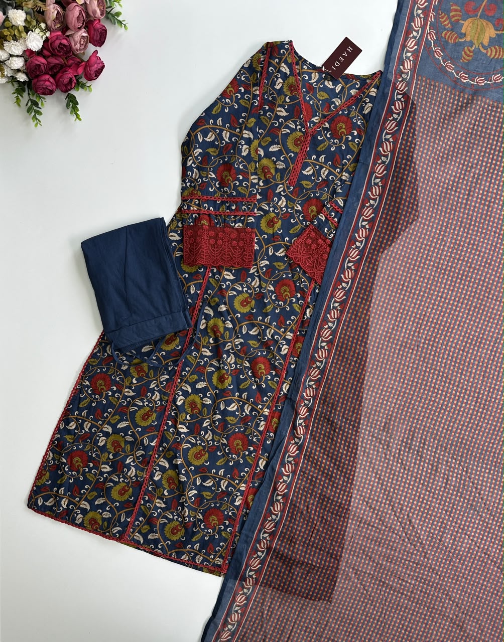 21367 Beautiful cotton suit with lace detailing