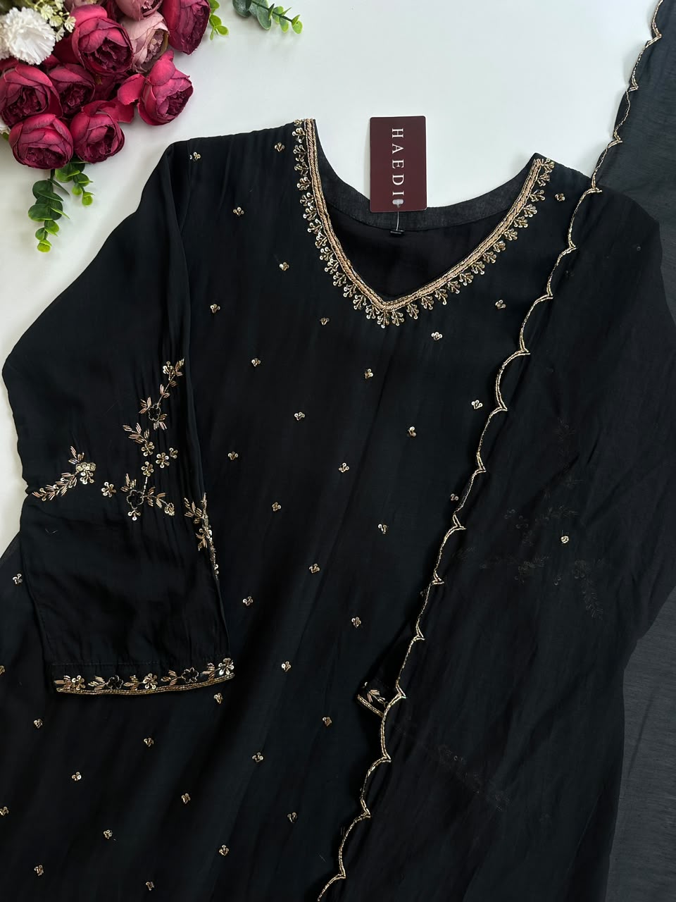 21395 Beauitiful handworked mul chanderi suit