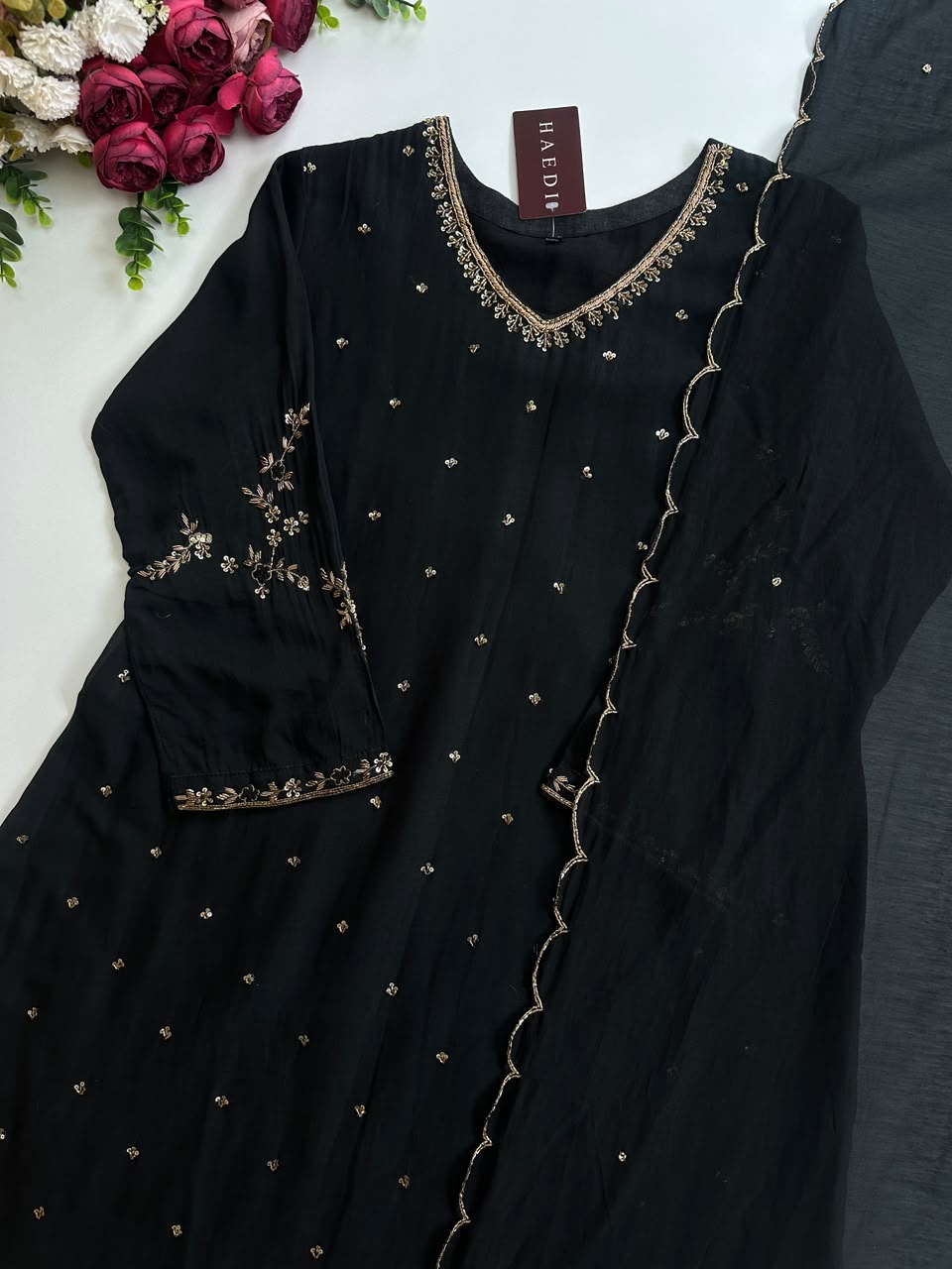 21395 Beauitiful handworked mul chanderi suit