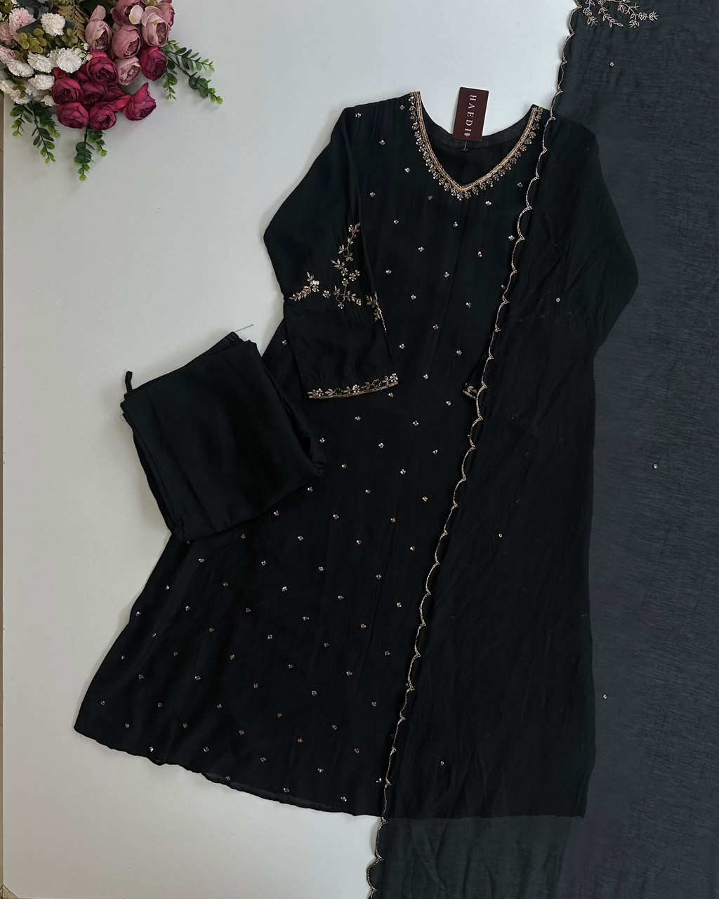 21395 Beauitiful handworked mul chanderi suit